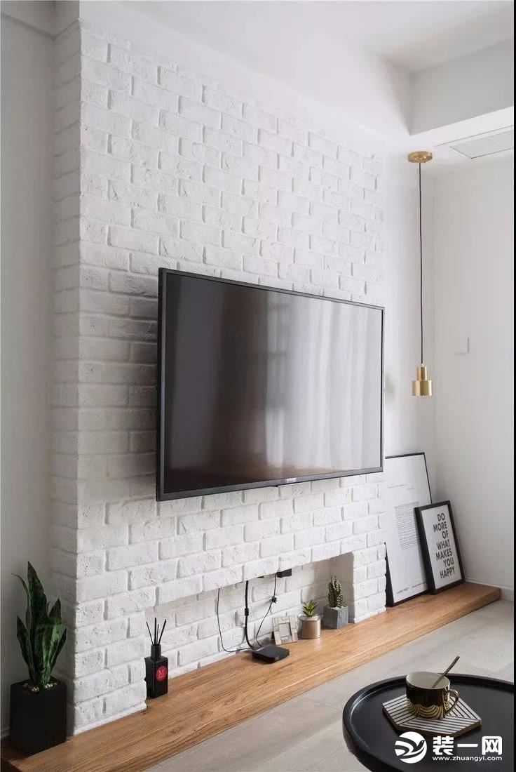  电视柜选用老榆木用作台板，并搭配使用在飘窗石和矮墙窗台处，使得客厅空间和谐、整洁。