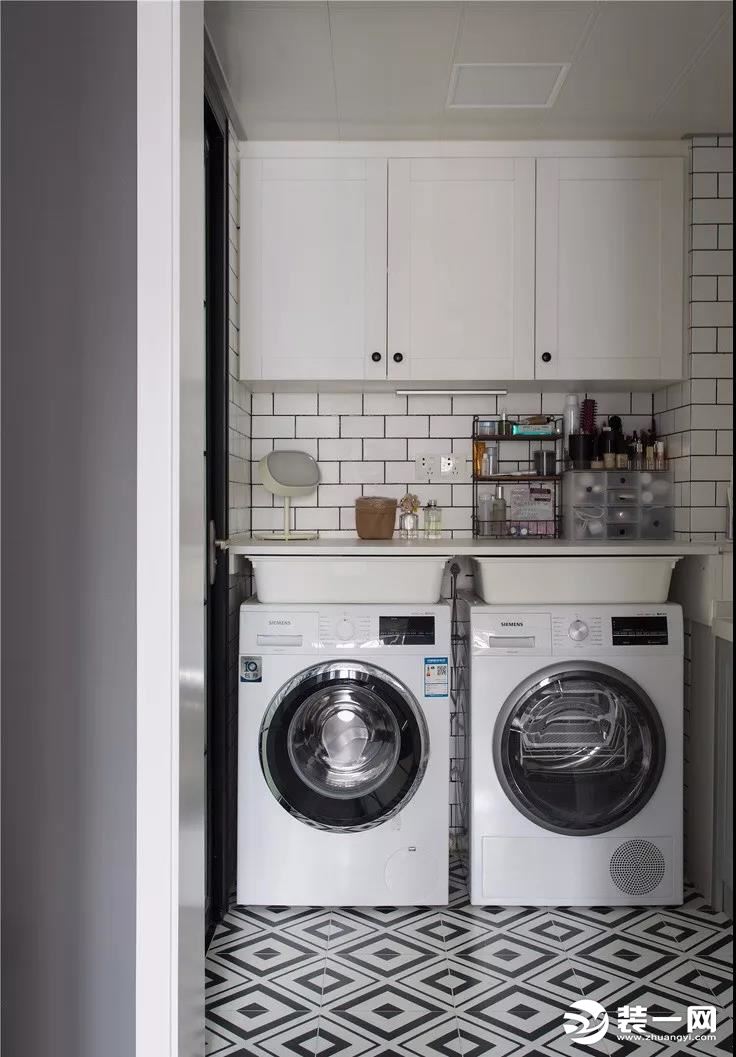 将洗衣机和烘干机位置设计在收纳柜下，使空间得到充分的利用。