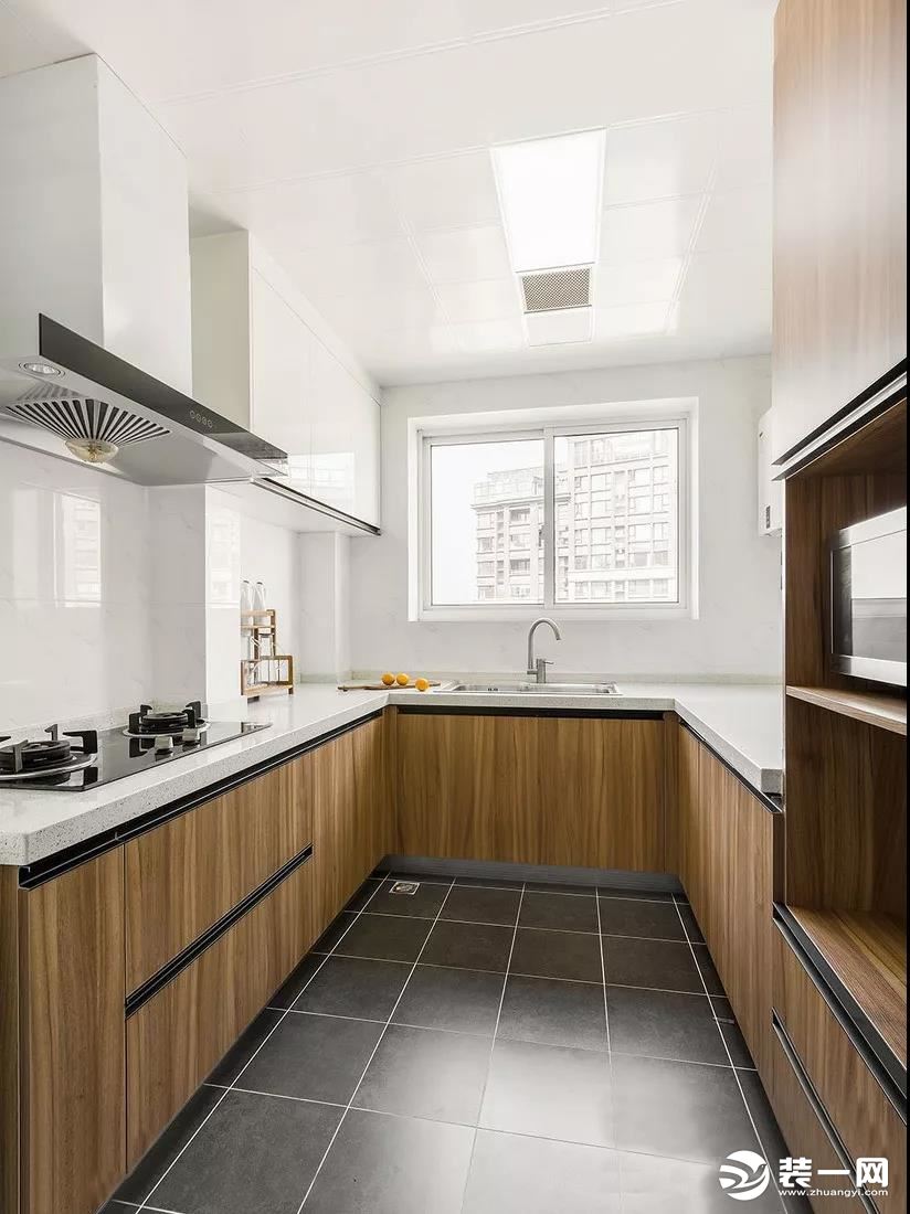 厨房木色的橱柜柔和朴实，选择了U型设计，扩大了操作空间，使厨房空间得到最大化的利用。