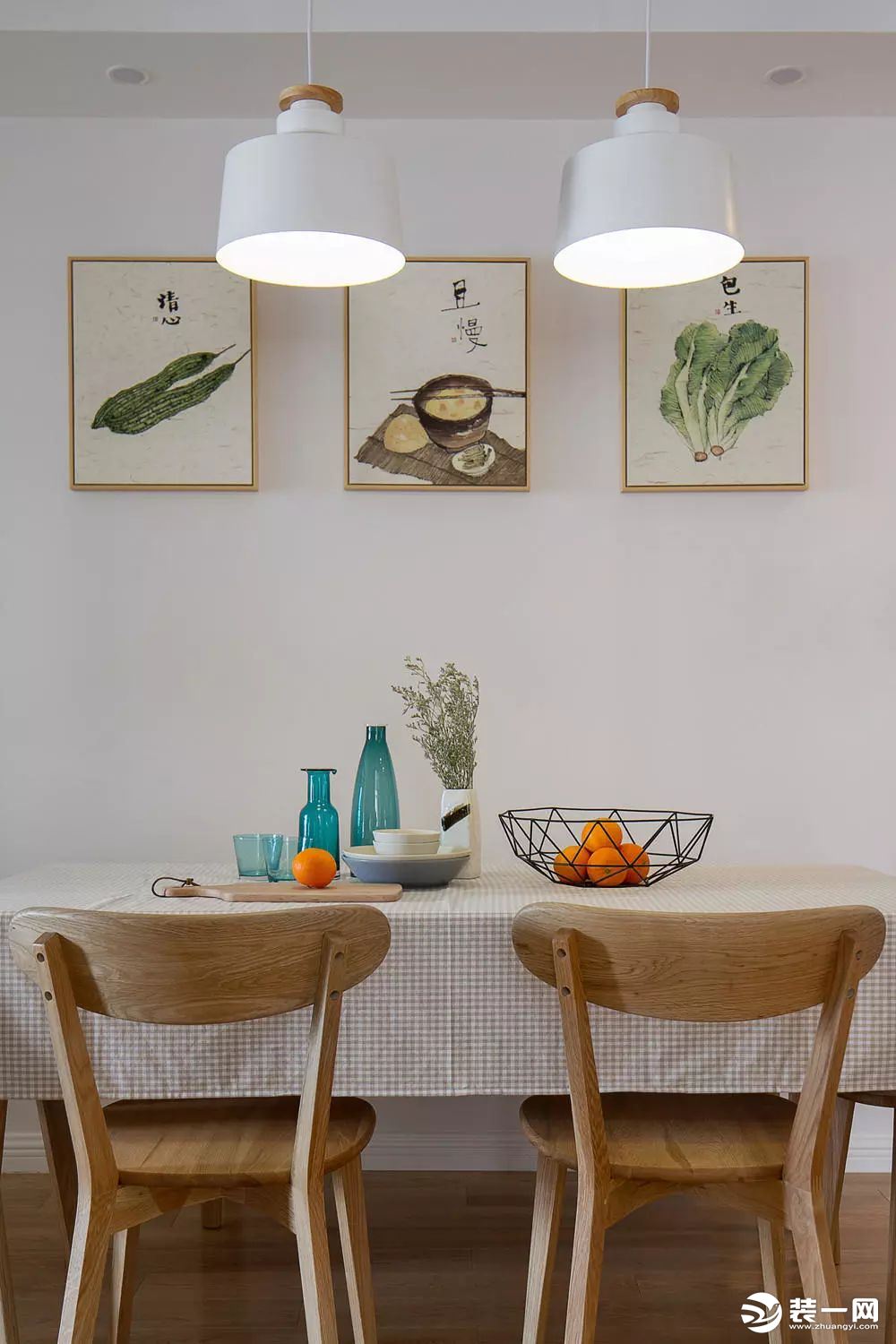 白墙上的一幅幅关于五谷杂粮的挂画，显得餐厅格外温馨接地气，并且勾起人吃饭的食欲。
