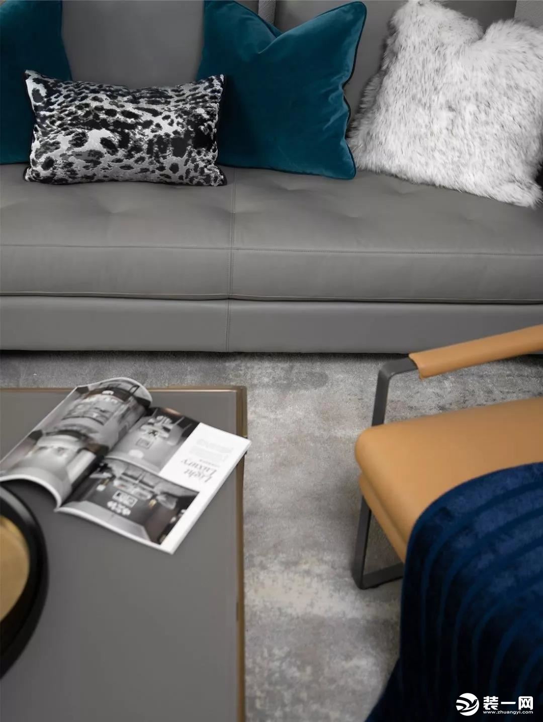 灰色皮质沙发简约而不失高级感，搭配优雅与复古的墨蓝色系软装，释放出轻奢美感。