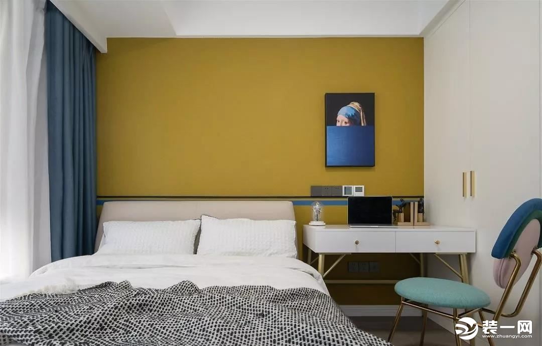 男孩房，黄色与蓝色的搭配呈现出新奇活跃的视觉感，背景墙加入细微造型变化免去单一