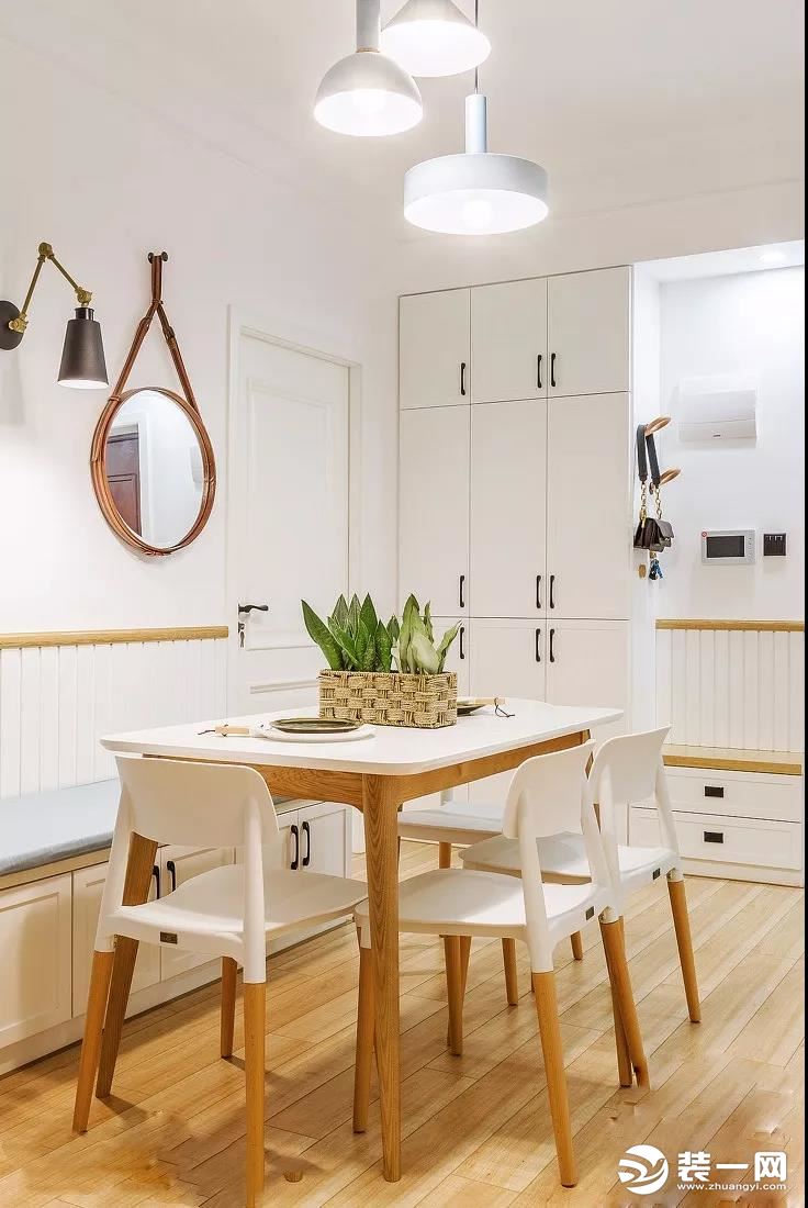 白色卡座餐椅靠墙安装，底部空间设计成了收纳柜。白色搭配木色餐桌餐椅，款式简洁大方。