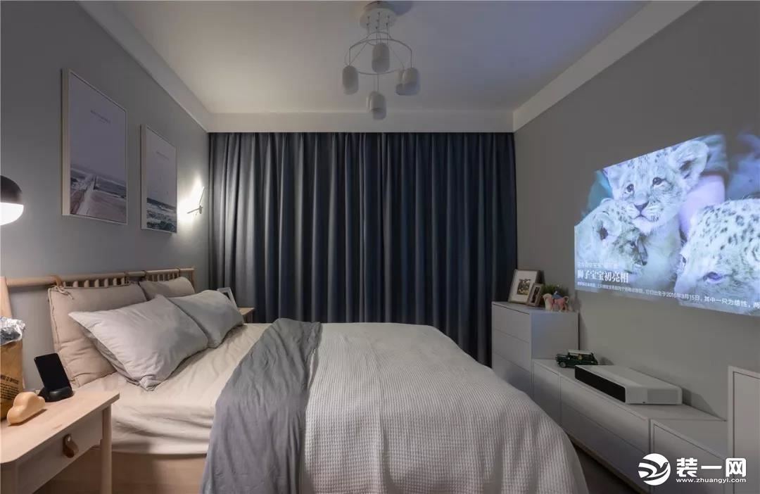  夜晚灯光下的卧室格外的温馨，毛绒绒的灰色地毯为主人的生活多提供一份舒适。
