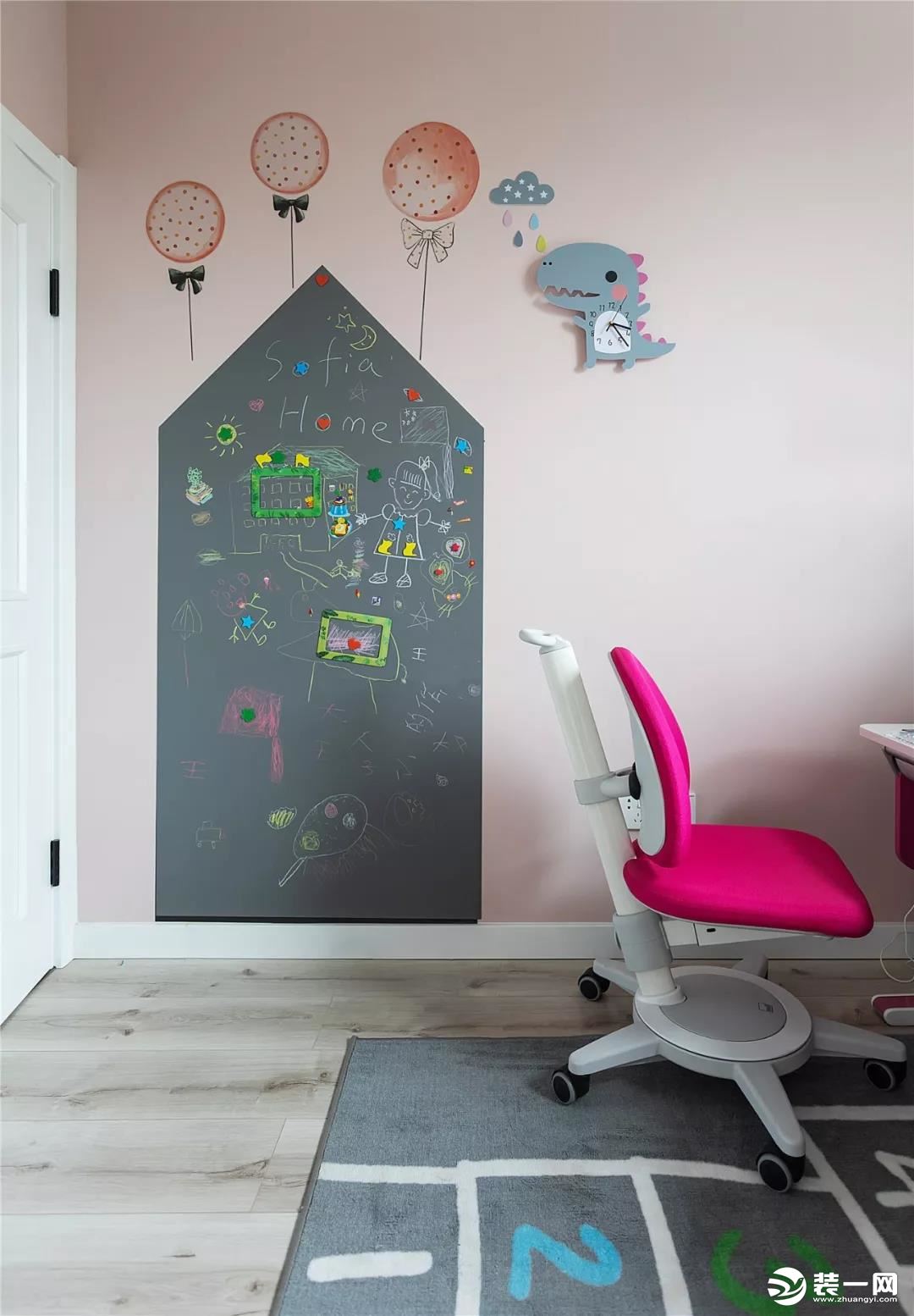 小小的黑板墙不仅能成为孩子最好的玩具，也成为了家里最独特的装饰品，是最独一无二的风景线。