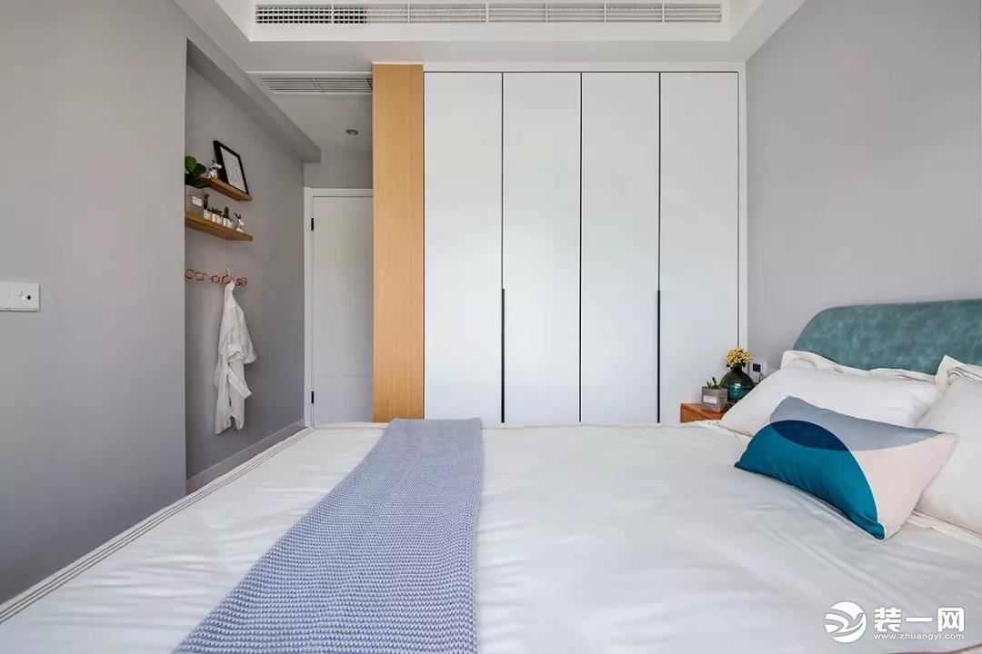 床侧白衣柜入墙，配合走道墙面的衣钩和搁板收纳，简单中也不乏实用性。