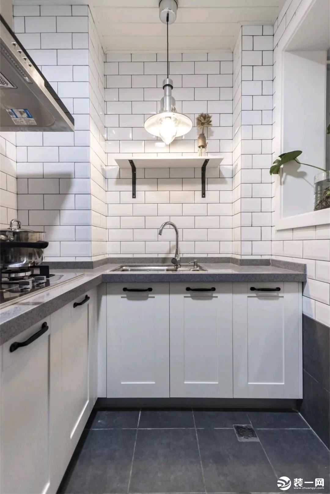 厨房处选择了最近最为流行的长方形小白砖设计，搭配浅灰色的地砖，打造出一个时尚、有格调的厨房空间。