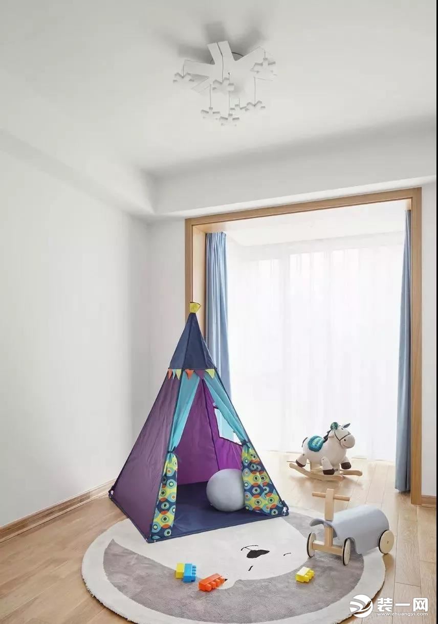 儿童房内部展示没有摆放家具，只是一个小帐篷搭配地毯和玩具，让孩子玩起来更加方便。