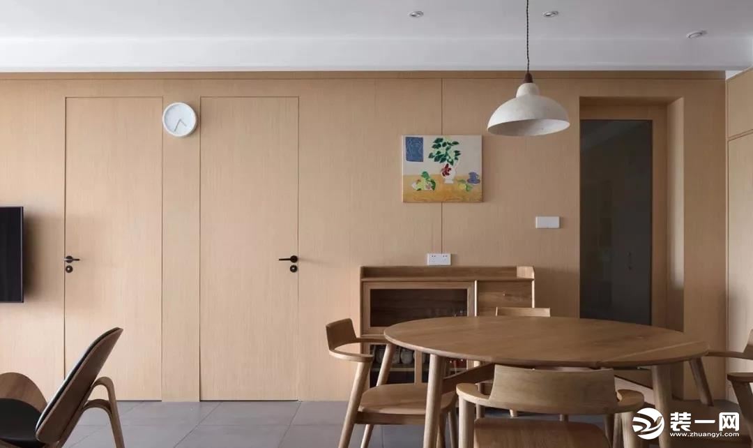 客餐厅互通，原木色家具搭配简约吊灯，木色背景设计出两个卧室门片