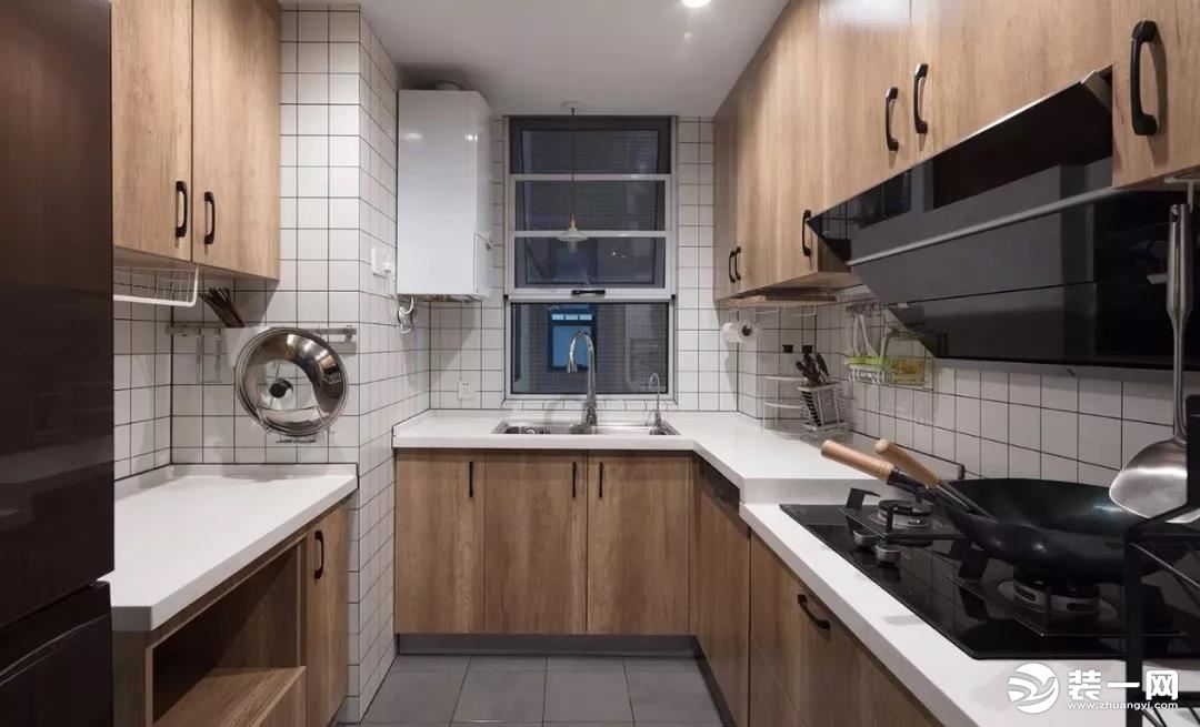 厨房，小白砖结合木色柜门，错落洗手台更符合人性化的使用，功能动线重新优化，顺时针方向的取洗切炒