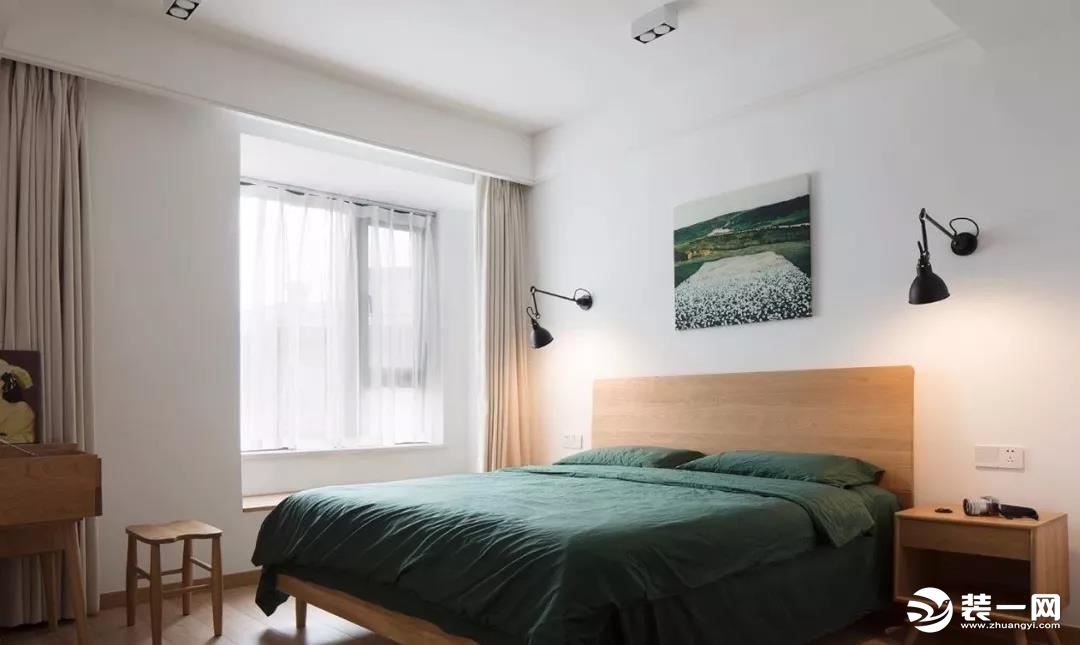 墨绿色床品瞬间提升空间气质，搭配米色窗帘，让留白空间能够和木质家具与地面自然衔接