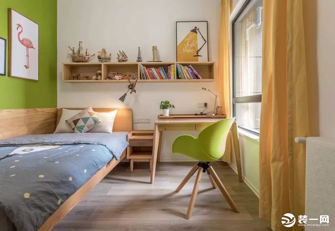 儿童房选择了布置一个单人床和书桌，床头背景墙上做一个收纳架，增强储物能力。