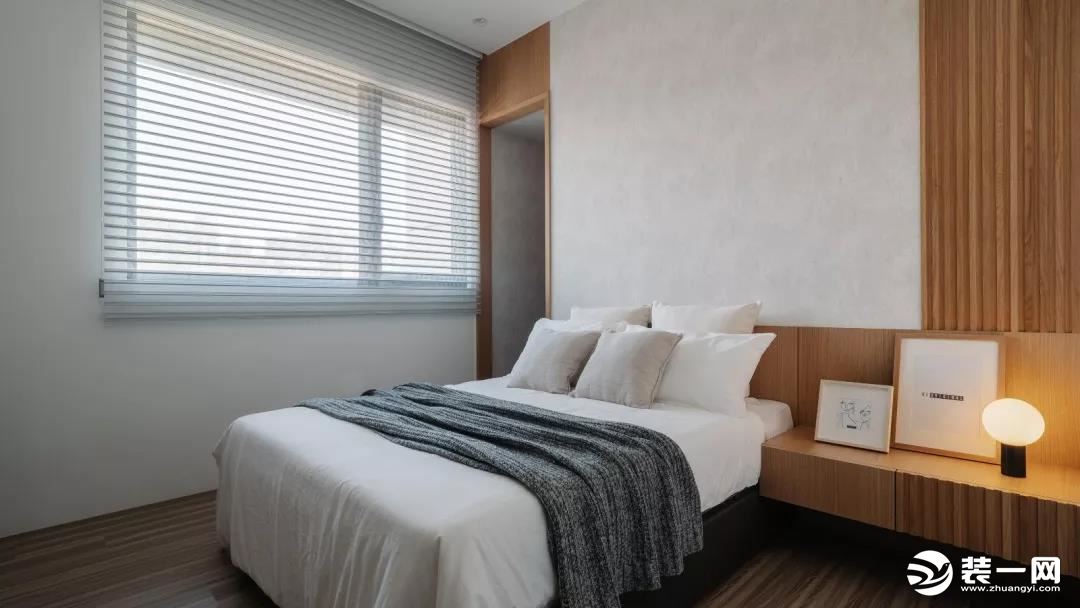 主卧室也是以白色和木色为主，大面积的了留白和白色的软装，在木质感的床头造型和灯光的衬托之下