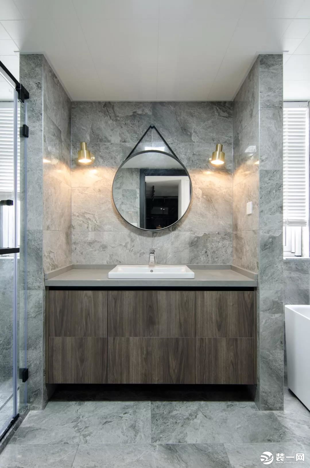 卫生间内部的空间非常宽敞，在洗手台的两侧分别作了淋浴房和浴缸的设计