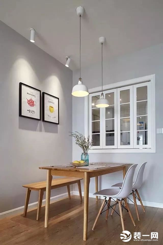 在厨房和餐厅之间加上了室内窗的设计，这样可以让光线流通，又能保证空间的通透性，也方便了平时传递菜品。