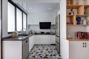 开放式厨房干净又整洁，精密的储物空间设计则用于减少生活中繁杂的琐碎。