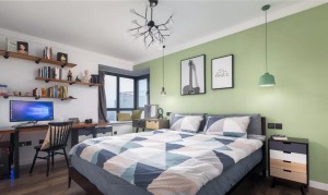 主卧，木地板与大白墙，搭配一面绿色系床背景，飘窗休闲角与使用的办公家具，让卧室兼具书房功能