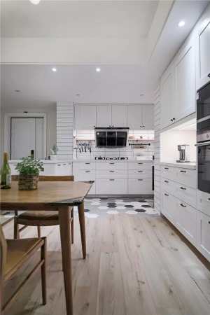 黑白灰三色的六边砖地面，洁白的墙面小砖与定制橱柜，也让做饭氛围更加干净大气。