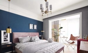 主卧室的床头背景墙刷成了蓝色，搭配一张粉色的床和灰色的床品、窗帘、墙面，整个卧室的配色非常多样化