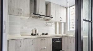 黑白灰+木色的经典组合，运用于不同的材质上，板材、瓷砖、不锈钢、石英石，形成了简洁的厨房空间。