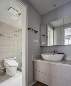 卫生间干湿分离的设计，保证了便利性和耐用性，湿区墙地面通铺浅灰调瓷砖，白色美缝勾勒线条层次。