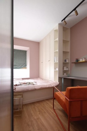 次卧的墙面和软装也同样是选择了粉色的，榻榻米床组合衣柜和书桌的设计可以满足屋主平时使用的需求