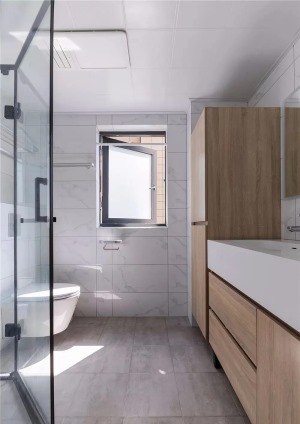 卫生间简洁明亮，在满足正常使用面积基础上加大储物空间，增强功能性，木色浴室柜为冷色空间增加自然温暖的