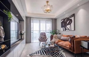客厅整体以灰色调为主，搭配橙色的沙发、创意的挂画和一个虎皮纹地毯，软装与硬装的结合