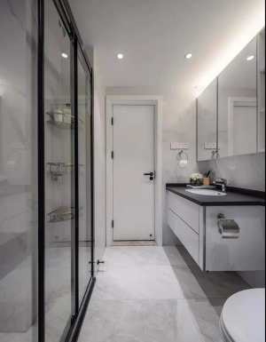 卫生间内干湿分离，淋浴房的内部做了转角置物架，和洗手台、马桶上方的大镜柜结合起来