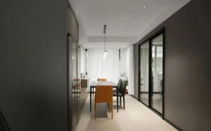 餐厅空间以灰色的墙面空间为主，黑色的餐桌椅，搭配上两盏黄色的皮质餐椅，也让空间显得更加端庄而活力。