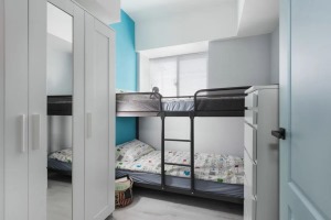 次卧面积有限，如果家里人多，可以选择双架床，合理利用有限空间。