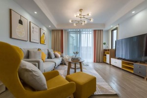 客厅在淡蓝色的墙面基调下，整体简约大方的空间，舒适的软装家具里加入黄色的的点缀