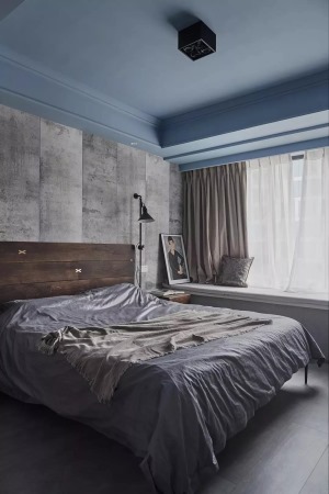 主卧室延续了客餐厅的设计风格，用木地板来代替瓷砖， 能让卧室显得更为温馨一些，床头背景墙上的斑驳痕迹