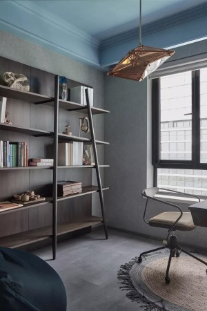 在書房的另一側是擺放了一個異型的書架，深木色、灰色和藍色的結合，整個書房的設計簡潔而又有創意。