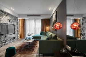 走进室内的第一感觉就是与众不同的，复古的绿色沙发，火红色的吊灯，鲜明的对比，形成强烈的视觉反差
