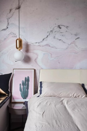 次卧相比其它空间多了几分柔和感，背景墙与装饰画都是粉色的，想必是个公主房。