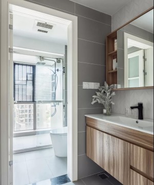 卫浴室干湿分区明确，独立的洗漱区，搭配简洁时尚浴室柜，清新优雅。