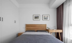 非常自然素雅的卧室空间，衣柜与墙体都是白色，明快纯粹。通过木色家具和咖色窗帘给室内带来温暖舒适感。