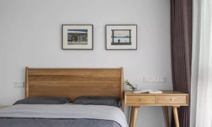 床头柜、床和梳妆台采用统一的木色，简简单单，自然美好。