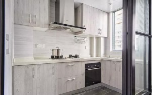 ▲ 黑白灰+木色的经典组合，运用于不同的材质上，板材、瓷砖、不锈钢、石英石，形成了简洁的厨房空间。
