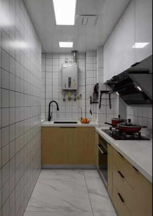 厨房属于狭长型，做成L型的橱柜最合适不过了，上下都打满了柜子，储物空间就够用了。