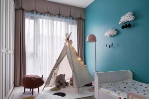 儿童房的空间就会更迷你一些，孔雀蓝的墙面上做了云朵的造型，靠窗铺上地毯和做个小帐篷