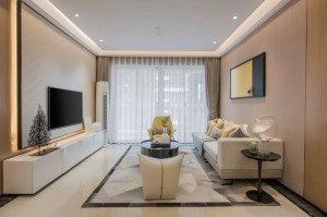 客厅简约素静的格调，无主灯设计，空间更显简洁大气。电视背景墙内嵌灯带，也增加了空间的层次感。