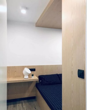 次卧的面积比较小，整体以白色和原木色为主，榻榻米+大衣书桌设计，简约又温馨。