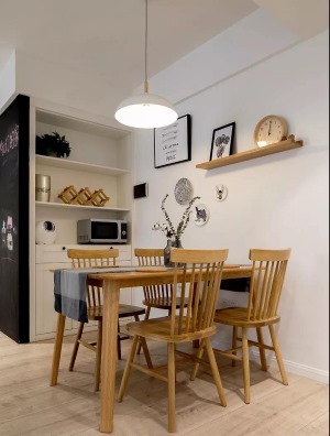 全实木长方形餐桌椅靠墙摆放，扩大了过道的面积，使动线更加流畅。