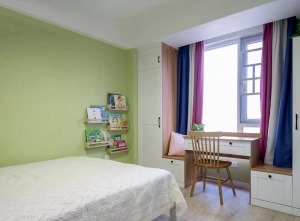 儿童房，绿色墙面和红色抱枕形成对比，让房间更加活泼有朝气。