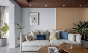 窗帘以及部分家具也采用同色调低饱和色彩，更能增加一种居家的休闲感