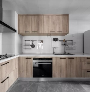 厨房，灰色石纹地砖搭配白色墙砖，采用原木色橱柜门搭配黑色拉手，简约利落，轻盈自然