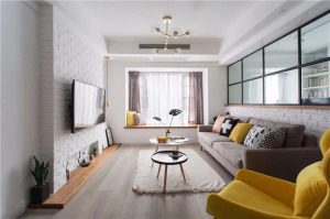  客厅选用文化石作为电视背景墙和沙发墙，风格更加轻松、自然，且满足业主喜爱小而精致的独特品味。