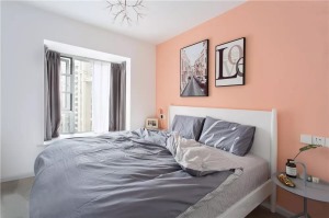  为提高卧室的舒适感，设计师将女主人喜欢的粉色色度调灰，采用灰色窗帘、家具，让整体色调搭配达到一致。